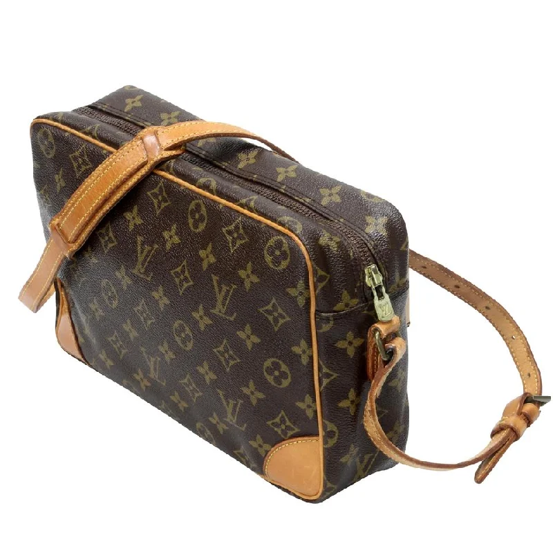 Louis Vuitton backpacks with a sleek, minimalist design for styleLouis Vuitton Monogram Canvas Cross Body Travel Bag LV-0916N-0020