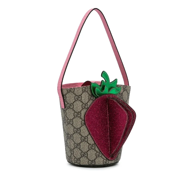 Gucci tote bags for women with a water - resistant coatingGucci GG Supreme Kids Strawberry Bucket Bag (TqqNA8)