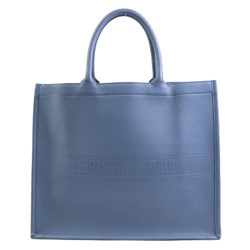 Christian Dior handbags with a removable shoulder strap for versatilityDior Tote